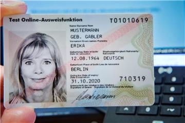 Muster eines Personalausweises vor einem speziellen Lesegerät. Foto: Jens Büttner/Archiv