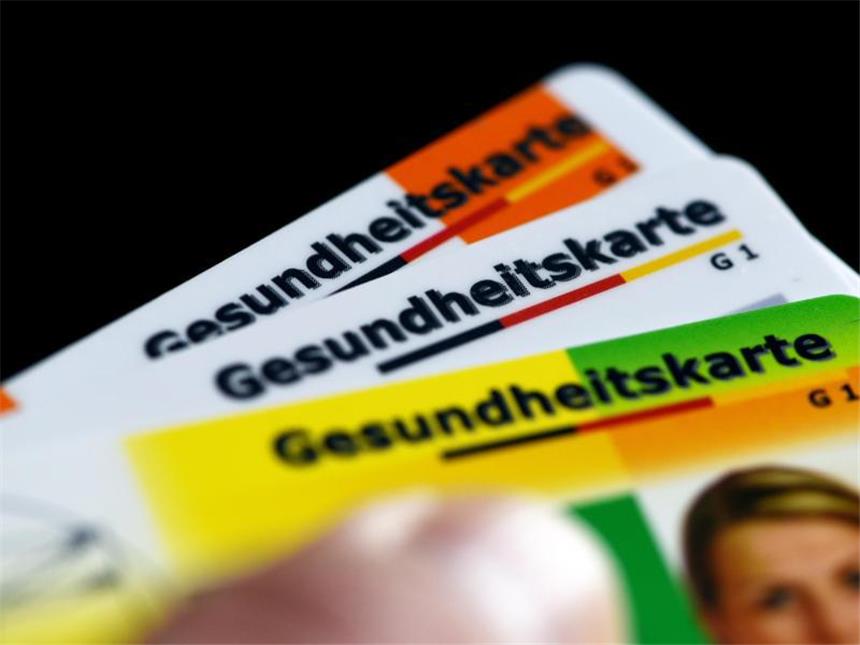 Krankenkassen: Beiträge bleiben 2018 stabil Muster elektronischer Gesundheitskarten für Flüchtlinge: Die Migranten haben für einen neuen Mitgliederrekord bei den Kassen gesorgt. Foto: Ralf Hirschberger