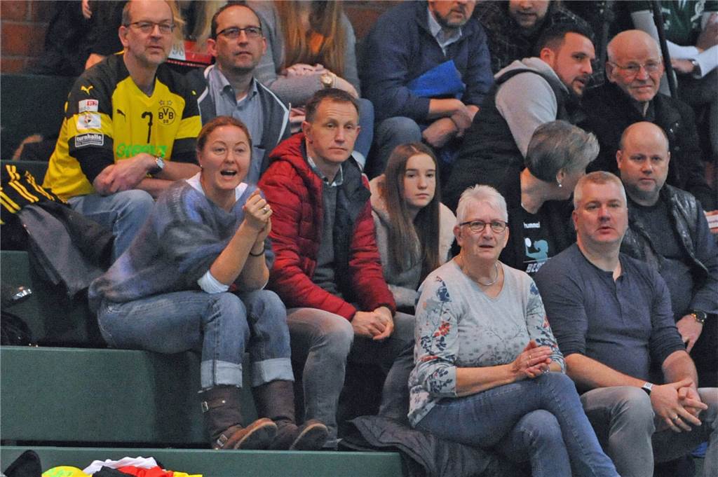 Lotte Iker ist beim BVB durchgestartet und steht im erweiterten Bundeskader Mutter Anne Iker (l.) und Frank Kösters, Vorsitzender der DHG Ammeloe/Ellewick verfolgten das Spiel.