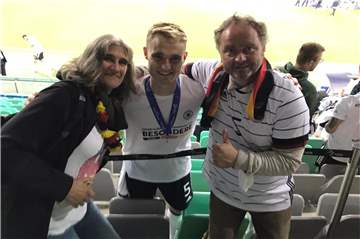 Mutter Beate (l.) und Vater Markus (r.) haben für das größte Spieler der Karriere von Sohn Amos Pieper (m.) einen wilden Ritt auf sich genommen.