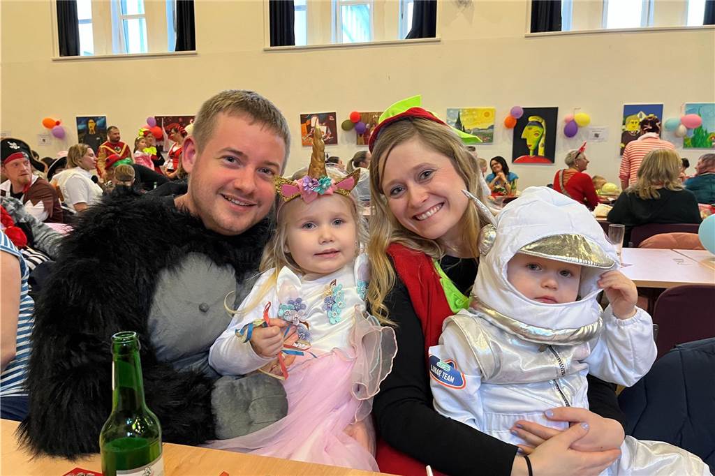 Rote Funken feiern Karneval – KC-Präsidentin: „Stimmung war mega“ Mutter eine Erdbeere, Vater ein Gorilla: Klar, war da die Kinder werden: ein kleiner Astronaut und ein magisches Einhorn.
