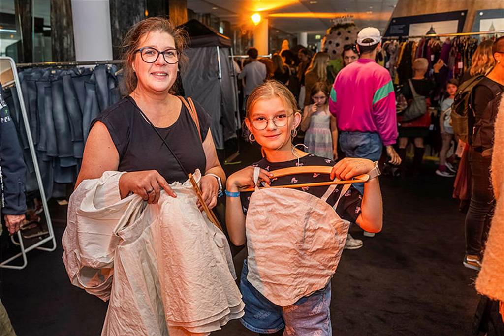 Prächtige Kleider und Raupenkostüme: Kostümverkauf im Dortmunder Theater Mutter Heike und Tochter Mia Mankel sind fündig geworden.