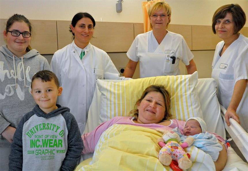 Erstes Baby bringt letztes Baby im EvK zur Welt Mutter Marina war am 2. Januar 1976 das erste Baby im EvK, Baby Mila gestern das letzte. Um das Bett stehen (v. l.) Tochter Gina, Sohn Diego, Chefärztin Dr. Nese Aral, sowie die Hebammen Christiane Drees und Elke Maikowski-Schneider.