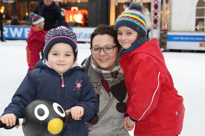Volle Stadt: Nachmittagsmarkt war der Renner Mutter Silke Wolter mit ihren Kindern Tilda (l.) und Franka.