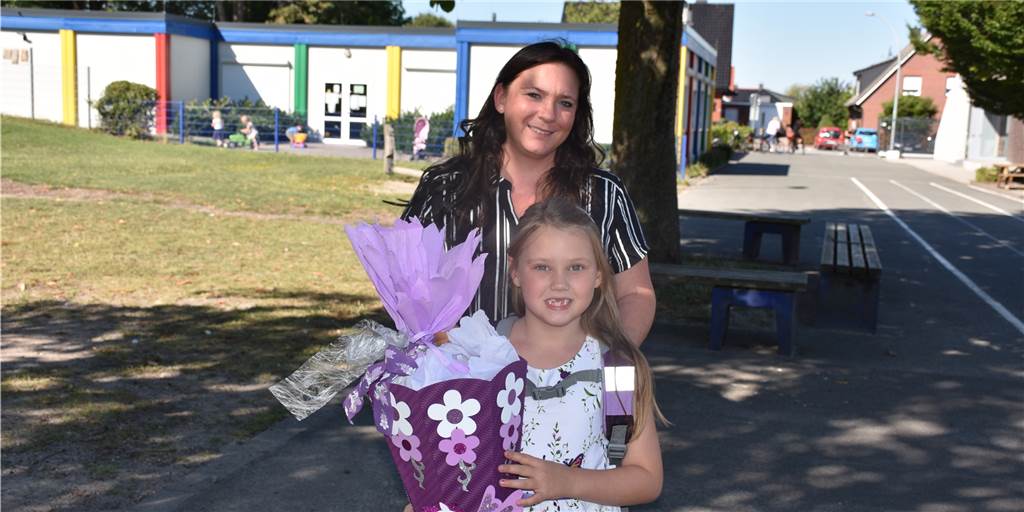 93 i-Dötzchen an der Brigidenschule in Legden: Rektorin bittet um Vorsicht Mutter Sue Aust und ihre Tochter Paulina ziehen gerade mit ihrer Familie von Essen nach Legden.