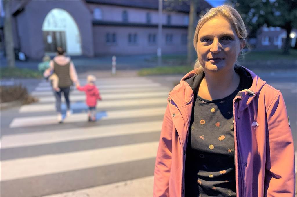 Kinder in Obercastrop in Gefahr : Eltern fordern Stadt und Straßen.NRW Mutter Jennifer Hennig am Zebrastreifen an der Bochumer Straße vor der Elisabethkirche