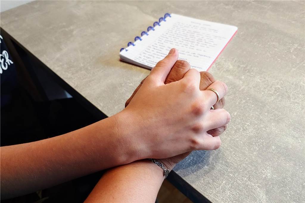 Familie erhebt schwere Vorwürfe: Schülerin (15) gemobbt und geschlagen Mutter und Tochter halten sich an der Hand.