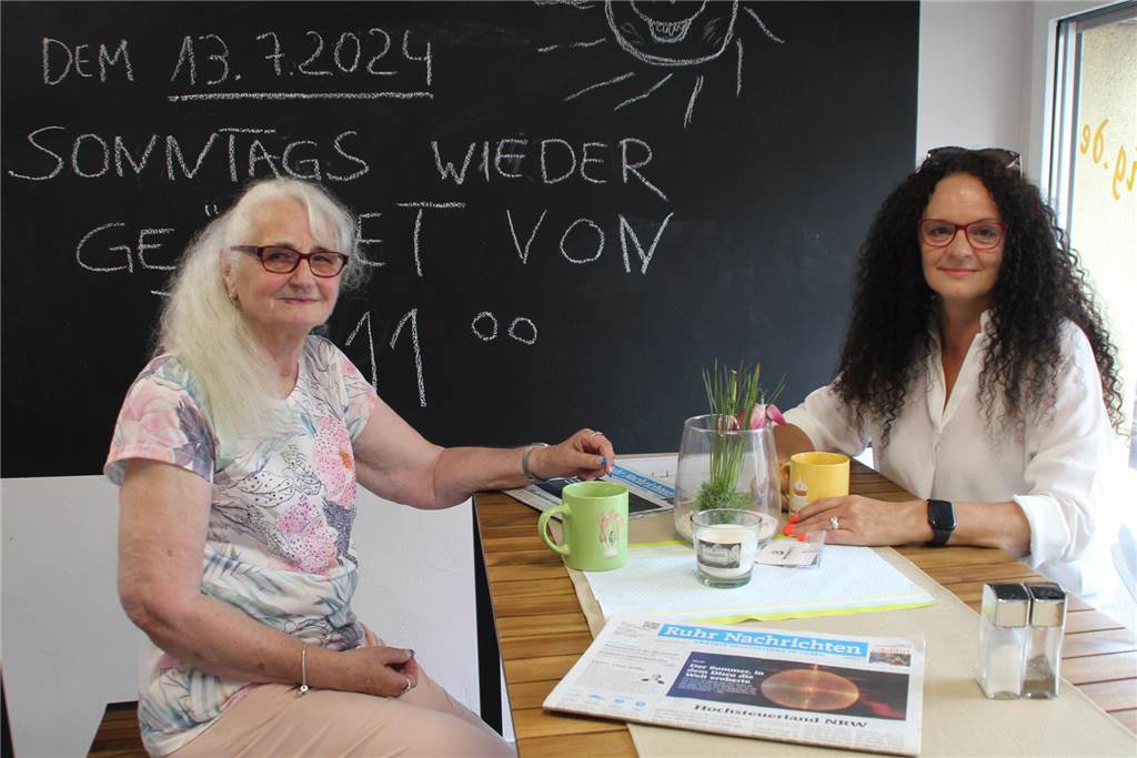 Trinkhallen in Brambauer: Gut zu tun im Büdchen an der Königsheide Zwei Frauen am Frühstückstisch.
