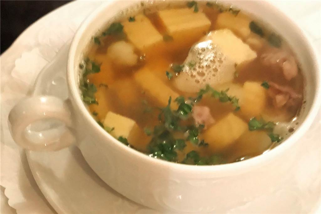 Mutters Hochzeitssuppe ist so wie sie sein muss, kräftig und mit reichlich Einlage.