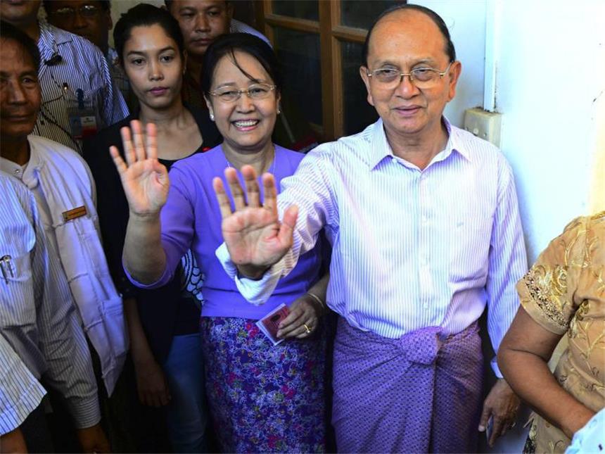 Suu Kyis Oppositionspartei in Myanmar vor großem Wahlsieg Myanmars Präsident Thein Sein (r.) und seine Frau Khin Khin Win nach der Stimmabgabe. Foto: Aung Htet