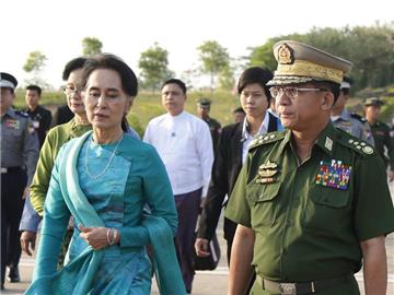 Myanmars Quasi-Regierungschefin Aung San Suu Kyi und Armeechef Min Aung Hlaing (r.) stehen in der Kritik. Foto: Hein Htet