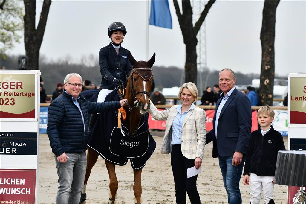 Mynou Diederichsmeier gewann bei ihrer ersten Teilnahme am Großen Preis direkt das Turnier. Marion Gripshöver und Stifter Frank Auer (2.v.r.) gratulierten.