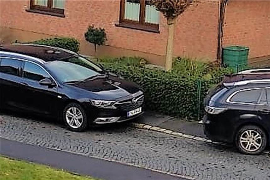 Was Sie am Mittwoch in Dortmund wissen müssen: Geheim-Festnahme, Steinewerfer, BVB-Tickets Mysteriöse Festnahme in Dortmund: Beamte in Zivil parken vor einem Wohnhaus. Kurz darauf wird ein Mann abgeführt.