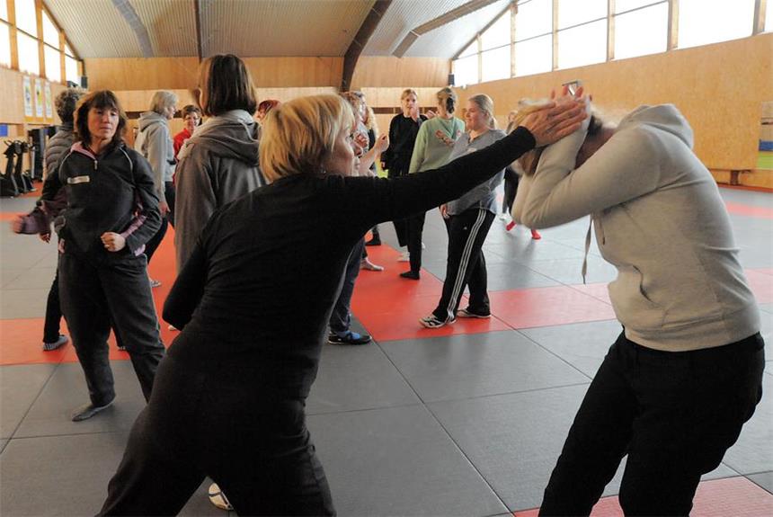 Schwerter Frauen trainierten Selbstbehauptung n der Budo-Halle in der Altstadt übten die Frauen unter Anleitung, wie man sich selber gegen gewalttätige Übergriffe schützen kann.
