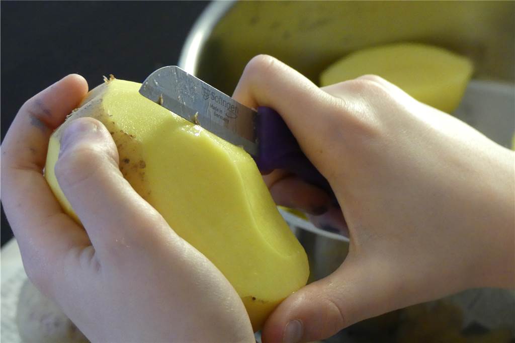 Keine Angst vor scharfen Messern: Wie man mit Kindern kocht Na geht doch. Und wenn die Kartoffeln etwas eckig geraten oder die Karottenstücke nicht gleich breit sind, ist das egal.