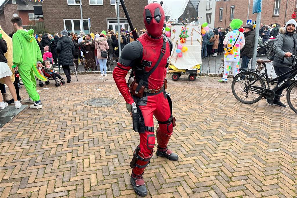 Na, wer versteckt sich denn hinter diesem Deadpool-Kostüm? 