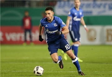 Nabil Bentaleb bleibt ein Schalker: Er erhält bei den Königsblauen einen Vierjahresvertrag.