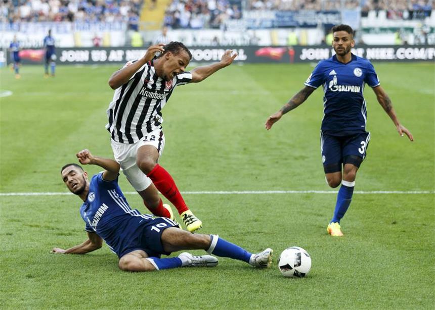 Nabil Bentaleb soll Schalke mit Aggressivität helfen Nabil Bentaleb (l.), hier im Duell mit Frankfurts Timothy Chandler, soll das Schalker Mittelfeld mit Aggressivität und Zweikampfhärte bereichern.