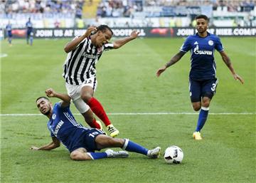 Nabil Bentaleb (l.), hier im Duell mit Frankfurts Timothy Chandler, soll das Schalker Mittelfeld mit Aggressivität und Zweikampfhärte bereichern. 