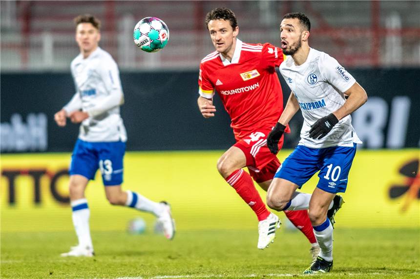 Schalke in großen Personal-Nöten: Bei einem Trio gibt es aber Hoffnung Nabil Bentaleb (r.) gehört am Samstag in Stuttgart möglicherweise wieder zum Schalker Kader.