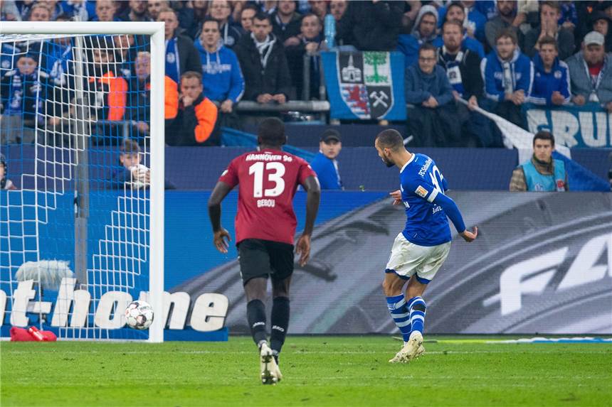 Schalke beendet Torflaute: 3:1-Sieg gegen Hannover Nabil Bentaleb zeigt sich sicher vom Punkt.