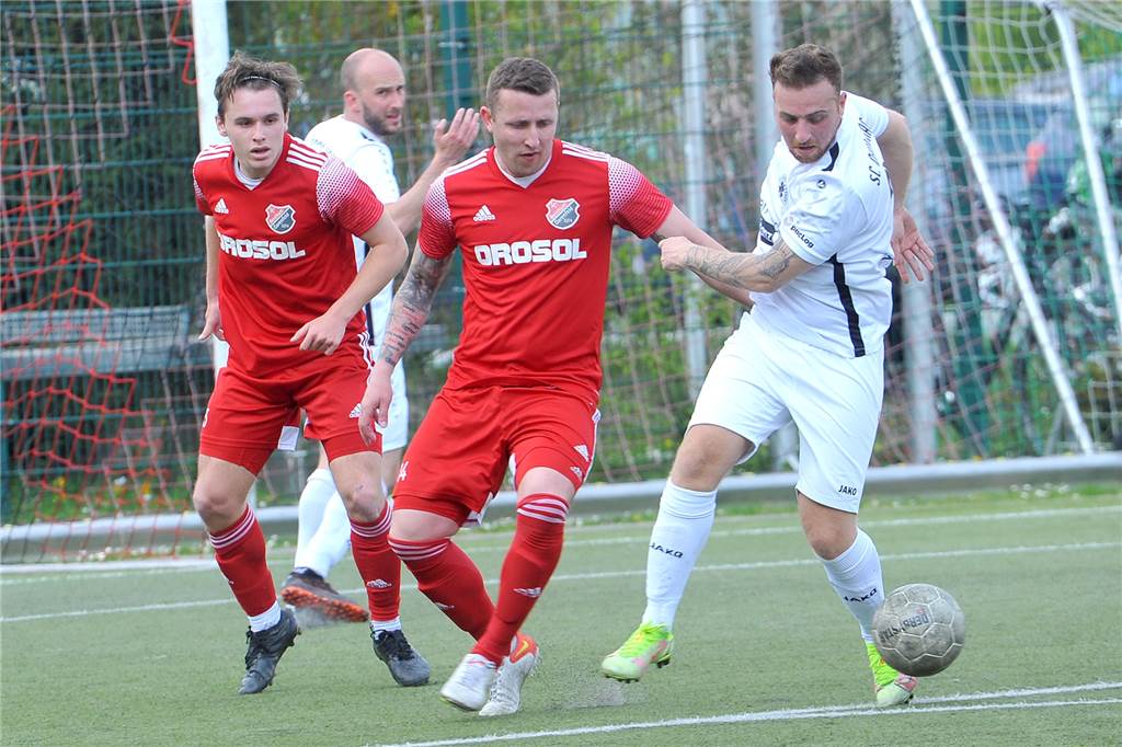 Überraschender Abgang beim VfL Schwerte: Spieler kehrt zu Heimatverein zurück Nach 13 Jahren verließ Vladimir Kunz (M.) den SC Berchum/Garenfeld im Sommer und kehrt jetzt wieder zurück.