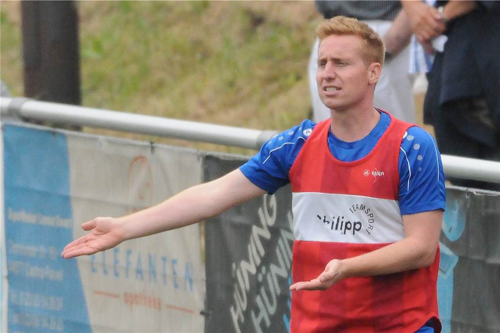 Frohlinder jubeln bei einer Einwechselung Nach 14 Monaten Verletzungspause trug Trainer Stefan Hoffmann wieder das Frohlinder Trikot - und wechselte sich nach 75 Minuten ein.