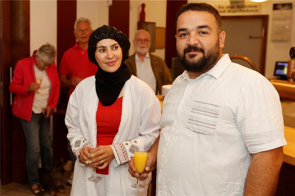 Neuer Pächter für Schützenheide in Bergkamen gesucht Khaled Kawas und seine Frau Hanadi stehen im Gastraum der Schützenheide.
