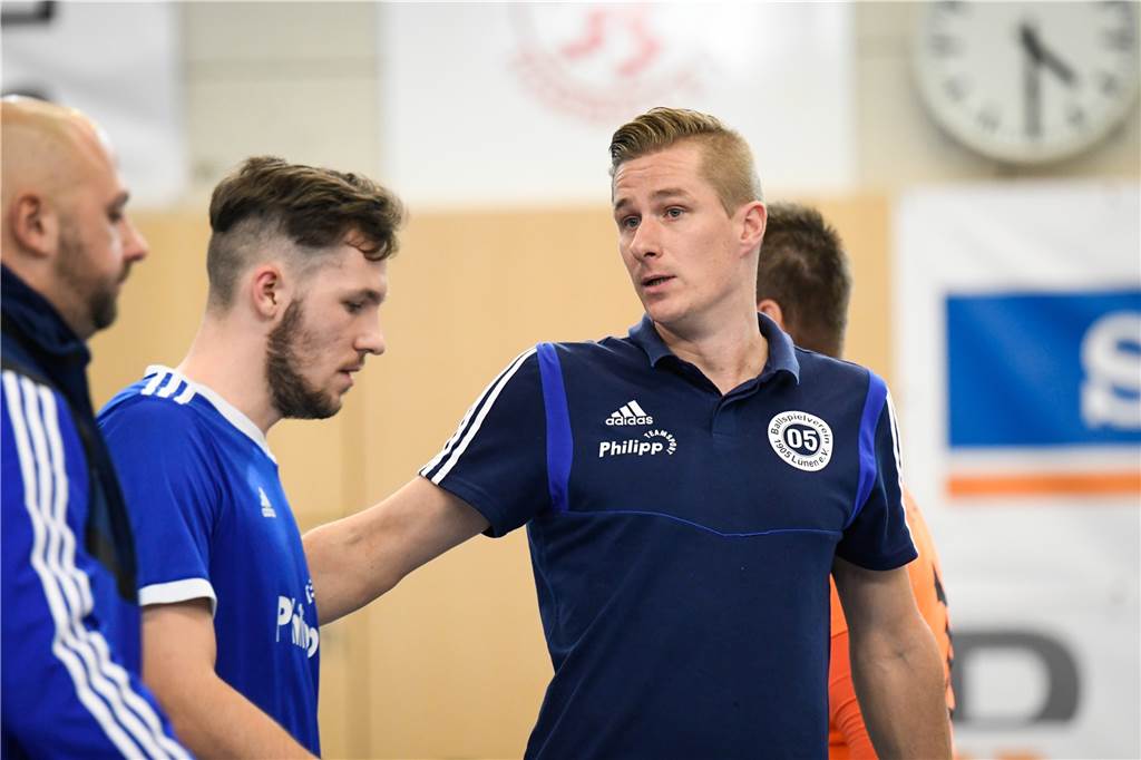 Lüner Hallenstadtmeisterschaften: Alle Spiele im Überblick in unserem Liveticker Nach 2:2 zur Pause gewinnt der BV Lünen um Robin Hagenmeyer (Mitte) und Trainer Dennis Gerleve (rechts) mit 5:2 gegen den SV Preußen.