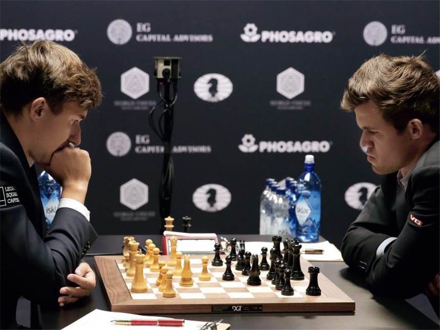 Karjakin bietet Schach-Champion Carlsen die Stirn Nach 33 Zügen einigten sich Magnus Carlsen (l) und Sergej Karjakin auch in der zweiten Partie auf ein Remis. Foto: Peter Foley