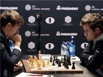 Nach 33 Zügen einigten sich Magnus Carlsen (l) und Sergej Karjakin auch in der zweiten Partie auf ein Remis. Foto: Peter Foley