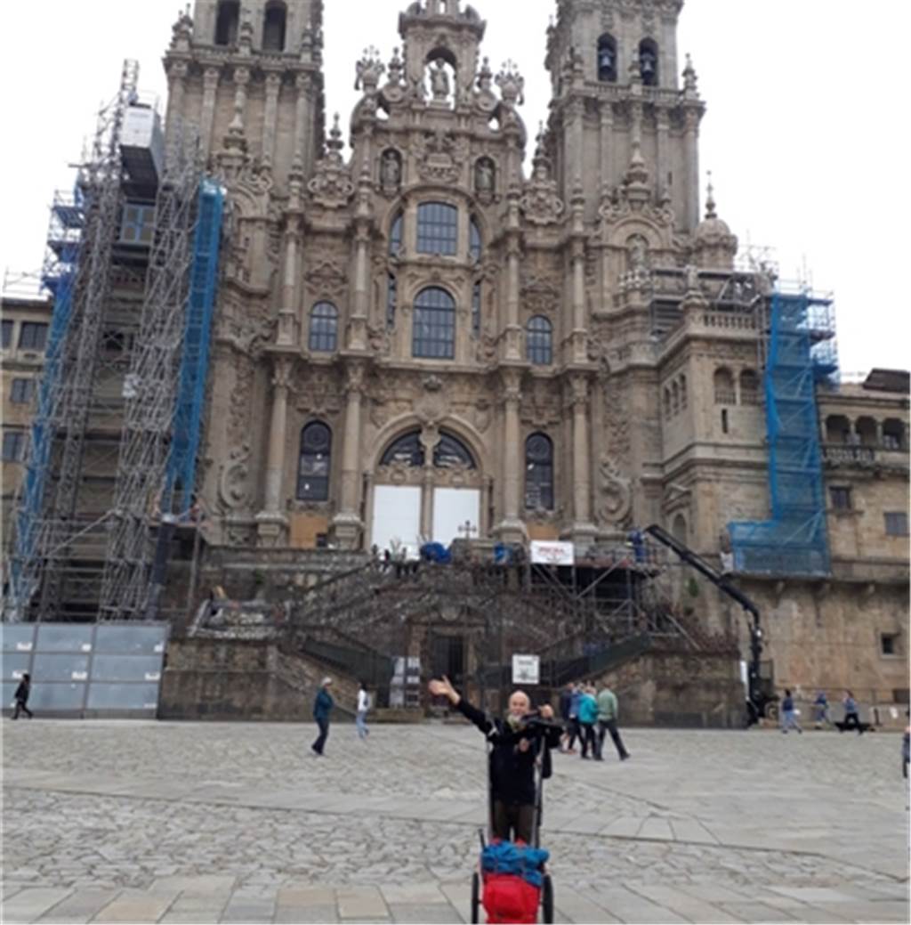 „Ich war der Star des Caminos“: Schwerter (67) läuft Jakobsweg trotz Bandscheibenvorfall Nach 35 Tagen erreicht Günter Pieper die Kathedrale in Santiago de Compostela.