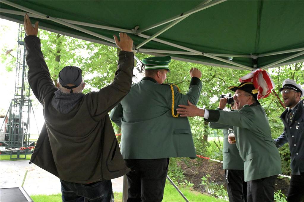 Nach 359 Schüssen fiel der Vogel: Mit Hendrik Adams haben die Schützen Sülsen einen neuen König.