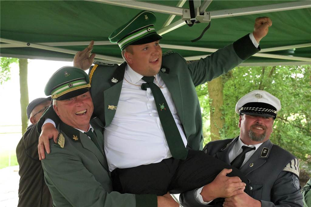 Nach 359 Schüssen fiel der Vogel: Mit Hendrik Adams haben die Schützen Sülsen einen neuen König.