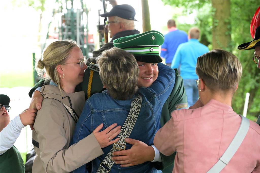Nach 359 Schüssen fiel der Vogel: Mit Hendrik Adams haben die Schützen Sülsen einen neuen König.