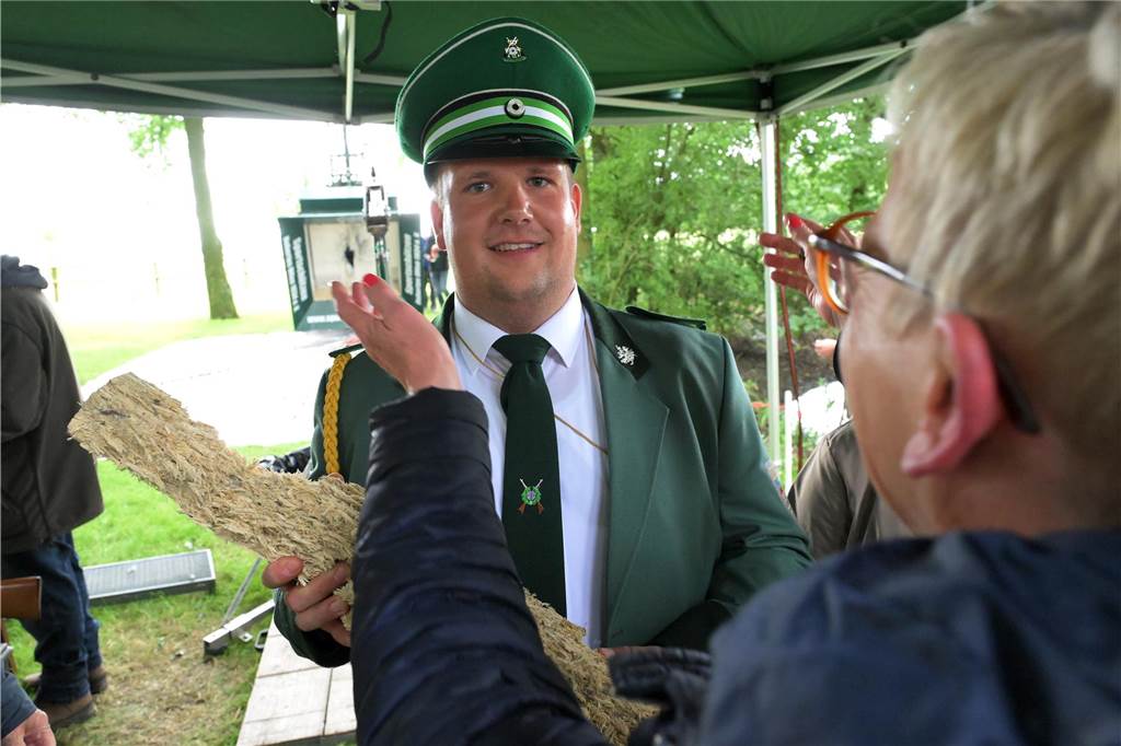 Nach 359 Schüssen fiel der Vogel: Mit Hendrik Adams haben die Schützen Sülsen einen neuen König.
