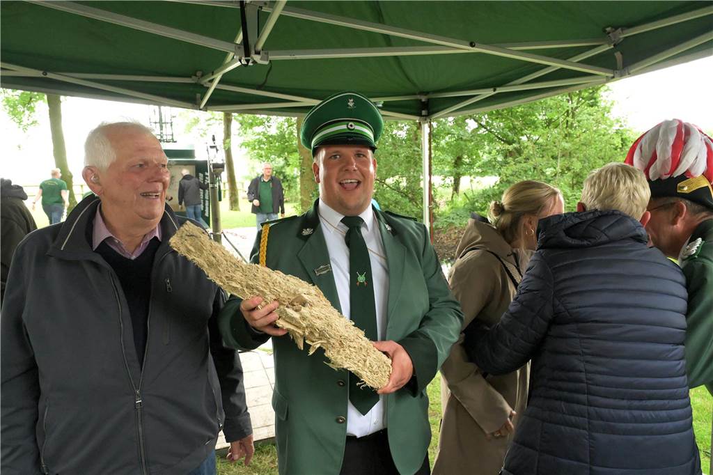 Nach 359 Schüssen fiel der Vogel: Mit Hendrik Adams haben die Schützen Sülsen einen neuen König.