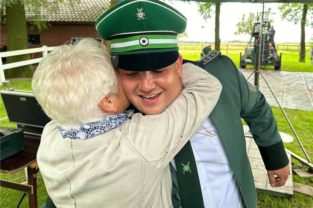 Nach 359 Schüssen fiel der Vogel: Mit Hendrik Adams haben die Schützen Sülsen einen neuen König.