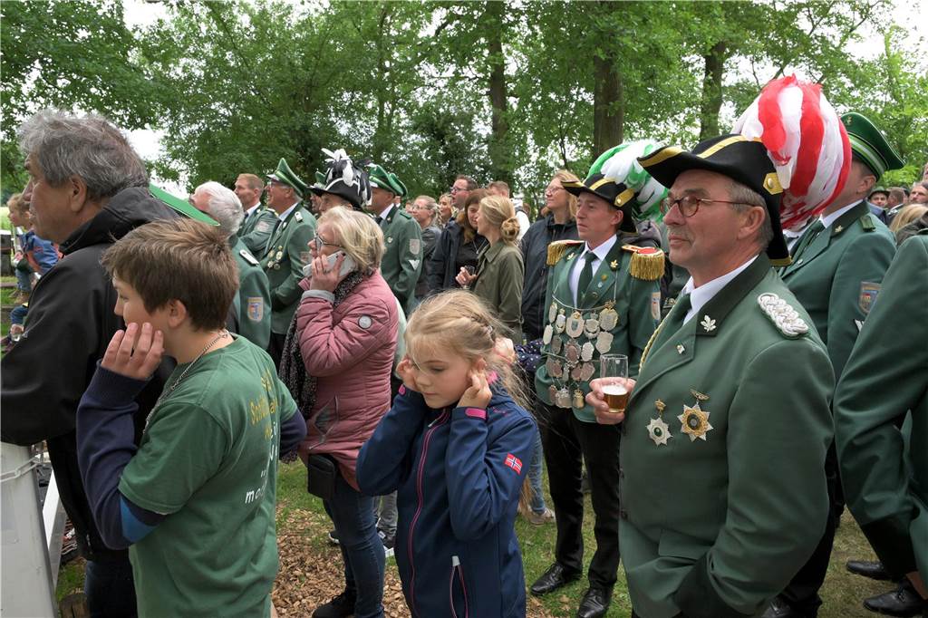 Nach 359 Schüssen fiel der Vogel: Mit Hendrik Adams haben die Schützen Sülsen einen neuen König.