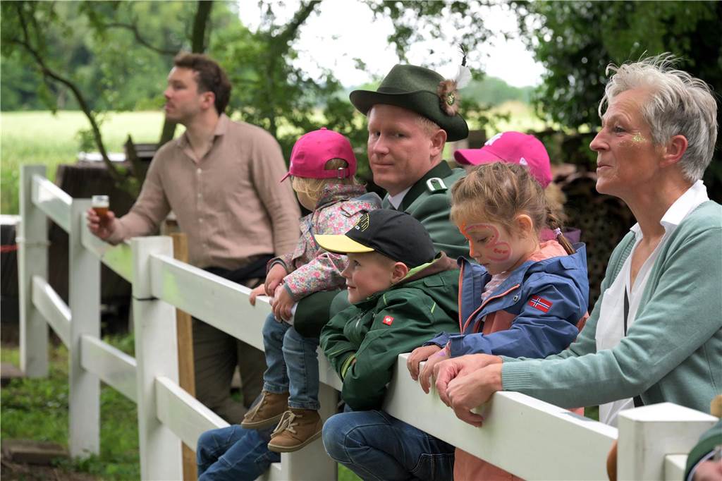 Nach 359 Schüssen fiel der Vogel: Mit Hendrik Adams haben die Schützen Sülsen einen neuen König.