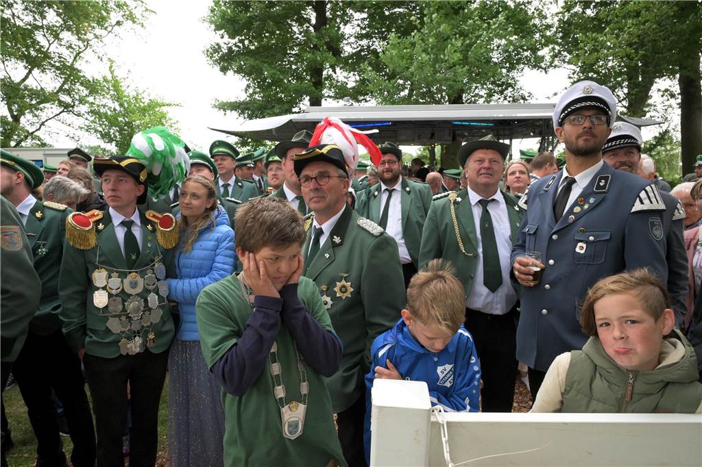 Nach 359 Schüssen fiel der Vogel: Mit Hendrik Adams haben die Schützen Sülsen einen neuen König.