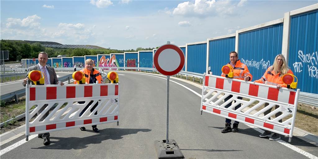 Lünen-Süd statt Dortmund-Lanstrop: Komplette Anschlussstelle für A2 Nach 40 Jahren geschafft: Am 30. Juni 2022 wird der Autobahn-Vollanschluss Lanstrop/Lünen-Süd freigegeben. Bürgermeister Jürgen Kleine-Frauns (v. l.), Kathrin Heffe, Leiterin der Außenstelle Bochum der Autobahn GmbH des Bundes, Fabian Patt, Projektleitung Neubau Lünen-Süd und Melanie Nölke, Geschäftsbereichsleitung Bau der Außenstelle Bochum, rücken die Absperrungen zur Seite.