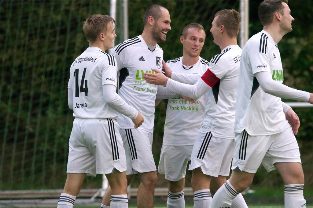Nach 45 Minuten stand es noch 2:2, dann drehte der SV Lippramsdorf gegen Adler Weseke auf und gewann mit 7:2.