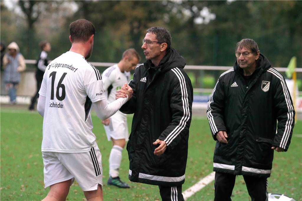 Nach 45 Minuten stand es noch 2:2, dann drehte der SV Lippramsdorf gegen Adler Weseke auf und gewann mit 7:2.
