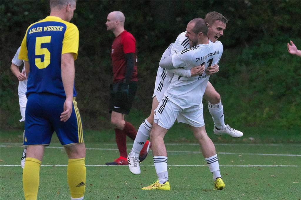 Nach 45 Minuten stand es noch 2:2, dann drehte der SV Lippramsdorf gegen Adler Weseke auf und gewann mit 7:2.