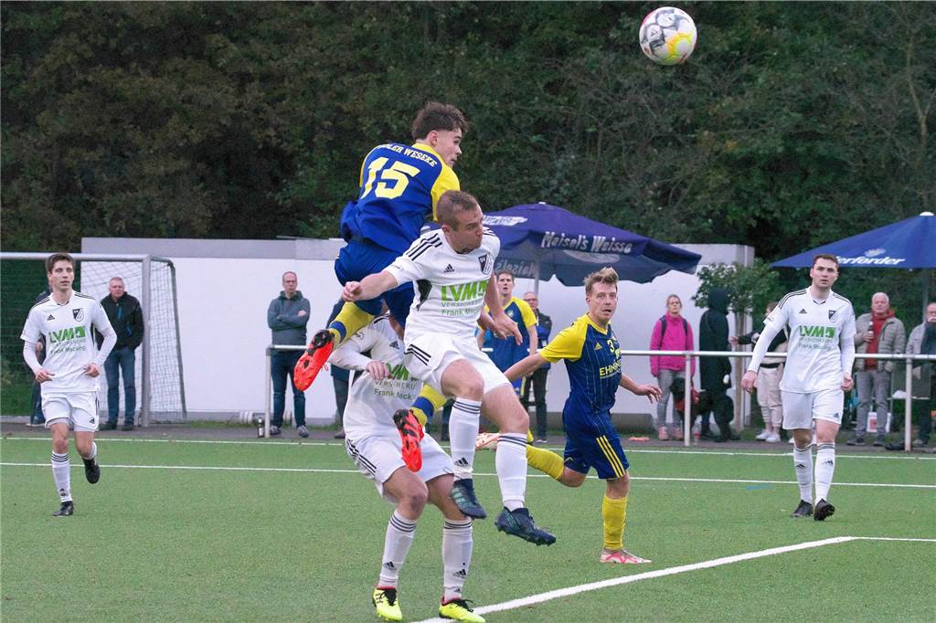 Nach 45 Minuten stand es noch 2:2, dann drehte der SV Lippramsdorf gegen Adler Weseke auf und gewann mit 7:2.