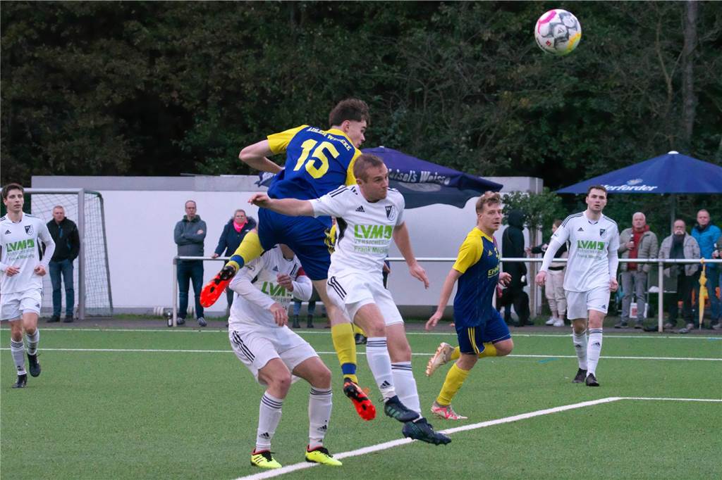 Nach 45 Minuten stand es noch 2:2, dann drehte der SV Lippramsdorf gegen Adler Weseke auf und gewann mit 7:2.