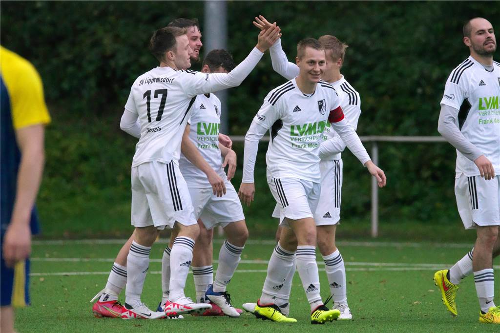 Nach 45 Minuten stand es noch 2:2, dann drehte der SV Lippramsdorf gegen Adler Weseke auf und gewann mit 7:2.