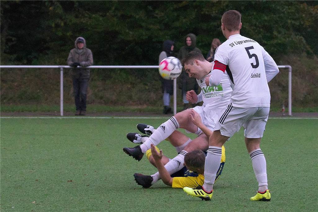 Nach 45 Minuten stand es noch 2:2, dann drehte der SV Lippramsdorf gegen Adler Weseke auf und gewann mit 7:2.
