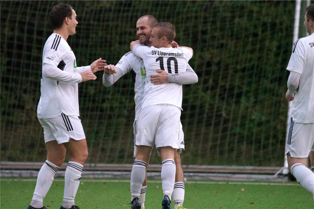 Nach 45 Minuten stand es noch 2:2, dann drehte der SV Lippramsdorf gegen Adler Weseke auf und gewann mit 7:2.